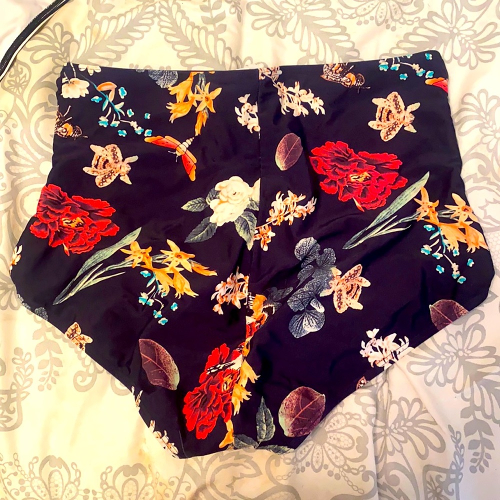 Cocoship high waisted bikini bottoms. Great condition!! Very comfortable!